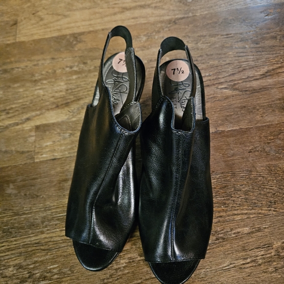 Shoes - Picture 3 of 4